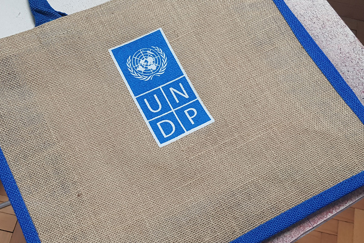 UNDP sito štampa na cegerima i kišobranima